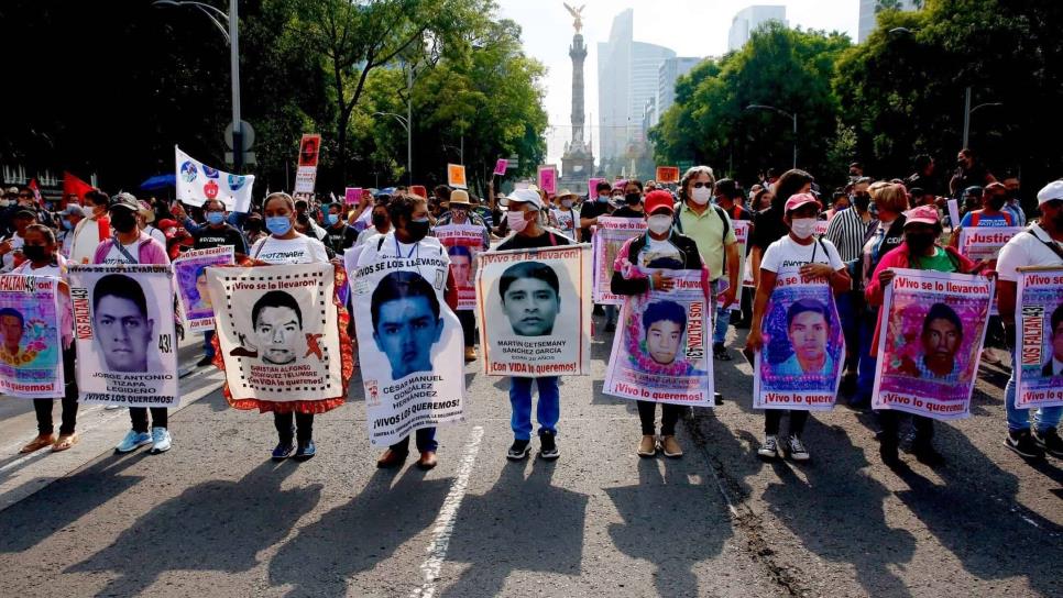 Familiares y amigos marchan a siete años de las víctimas de Ayotzinapa