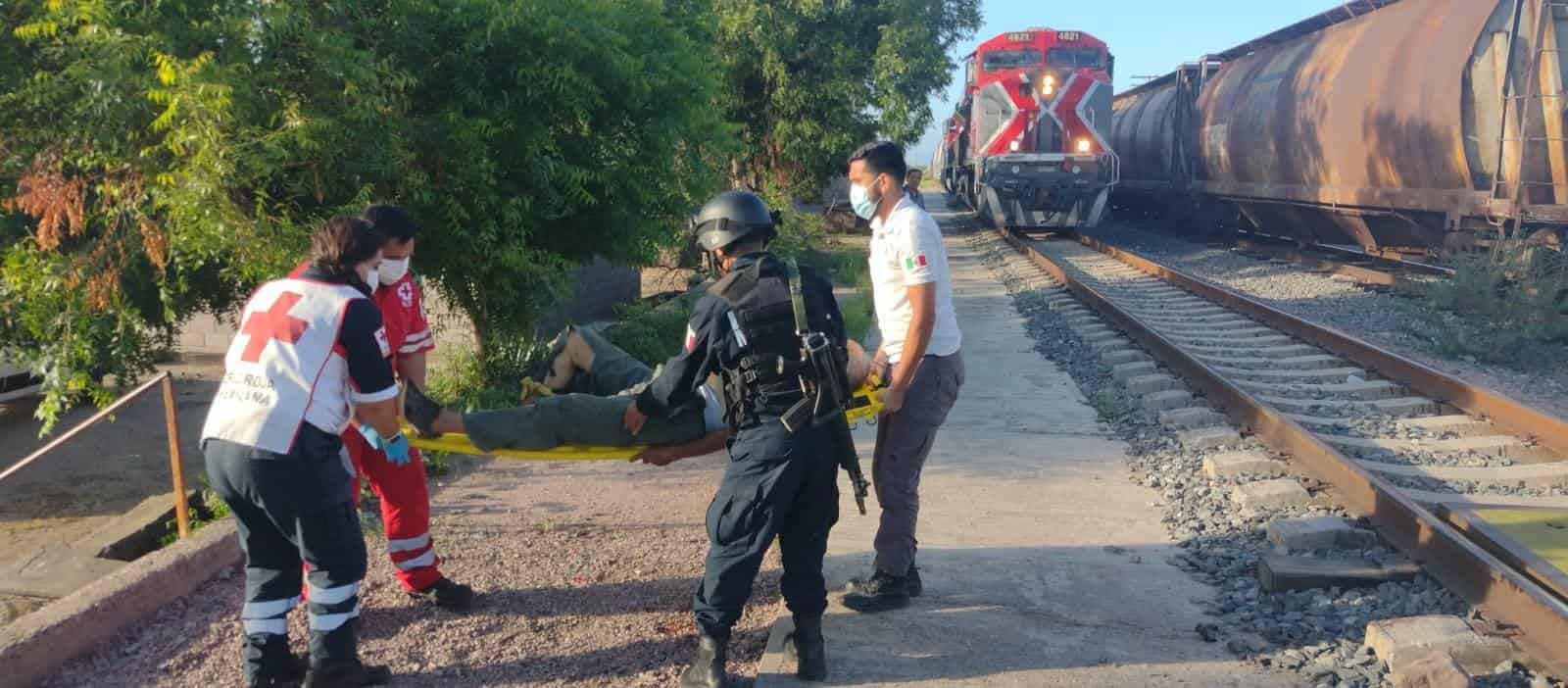 Adulto mayor se atora en los rieles y tren le amputa una pierna
