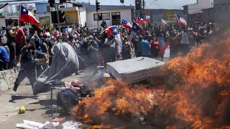 Chilenos antimigrantes le queman sus pertenencias a venezolanos