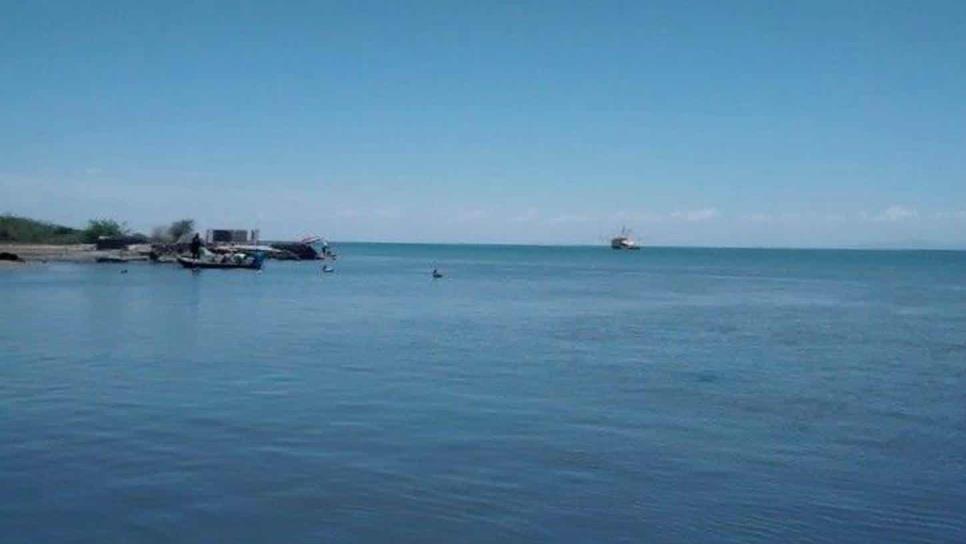 Barco camaronero se salva de naufragar en la Bahía del Perihuete, Guasave