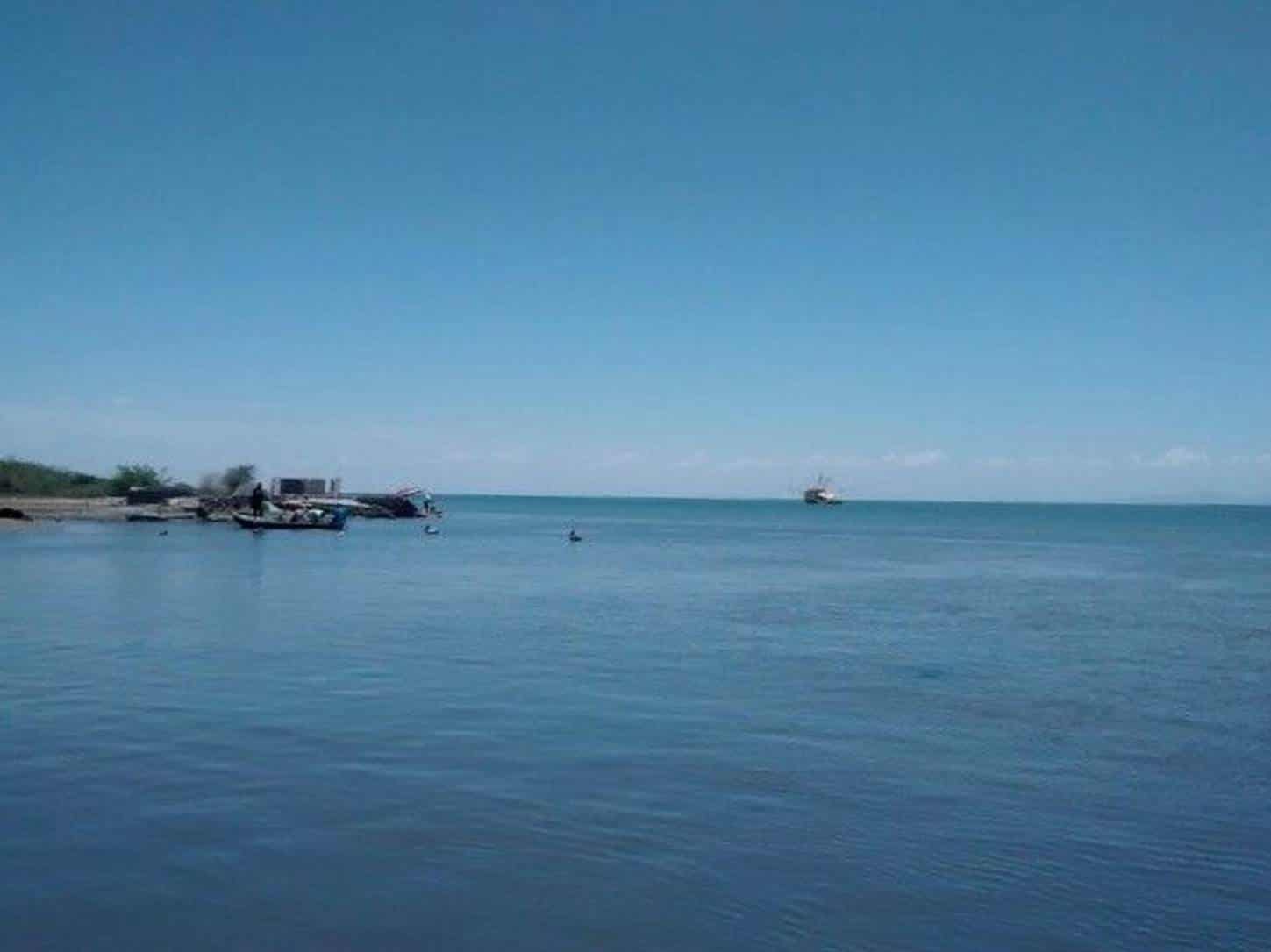 Barco camaronero se salva de naufragar en la Bahía del Perihuete, Guasave