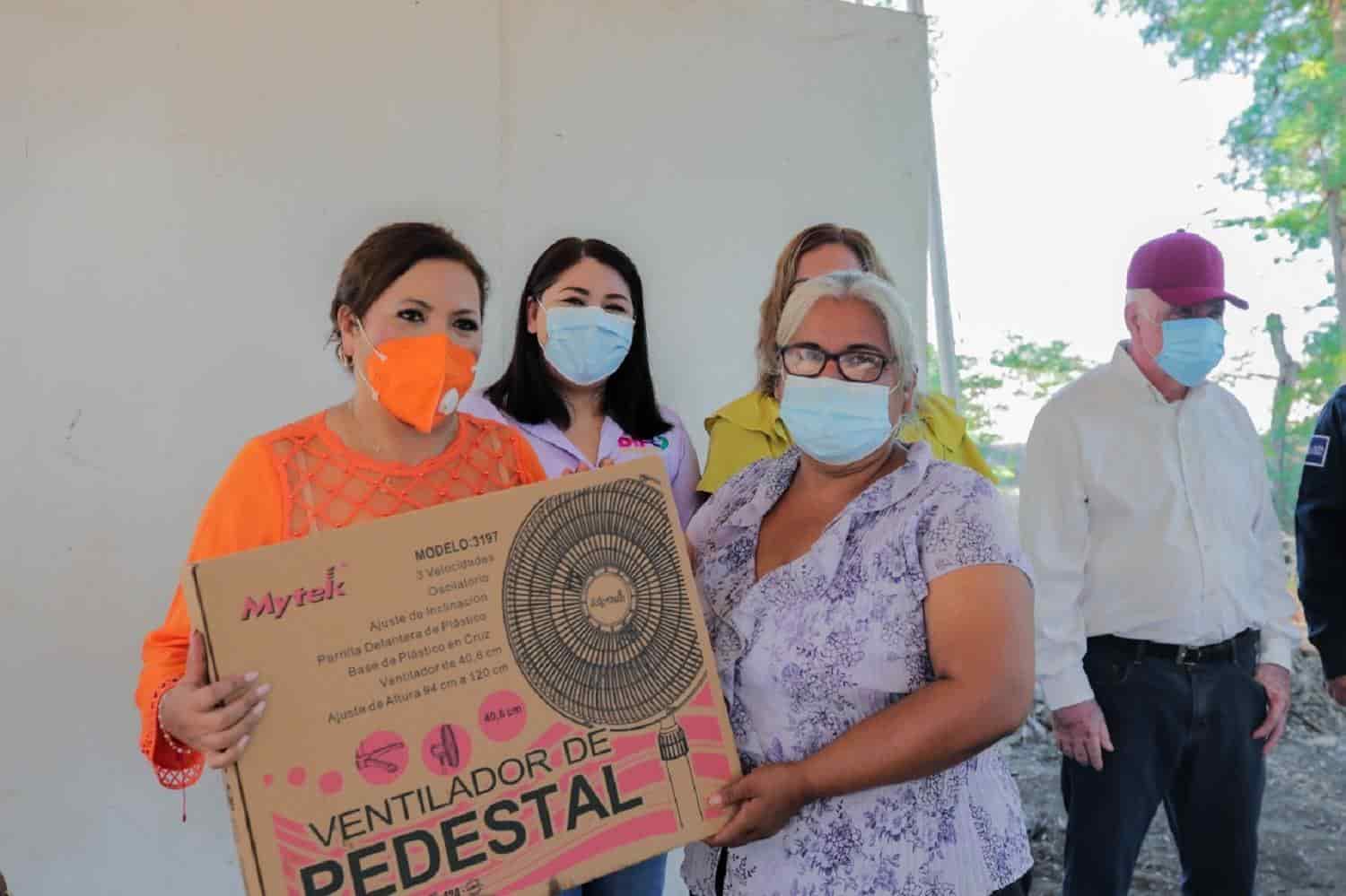 Aurelia Leal lleva apoyos a mujeres indígenas del Choyal, Tamazula