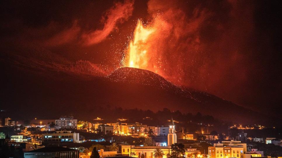 El riesgo continúa, lava del volcán en España se encuentra cerca del mar