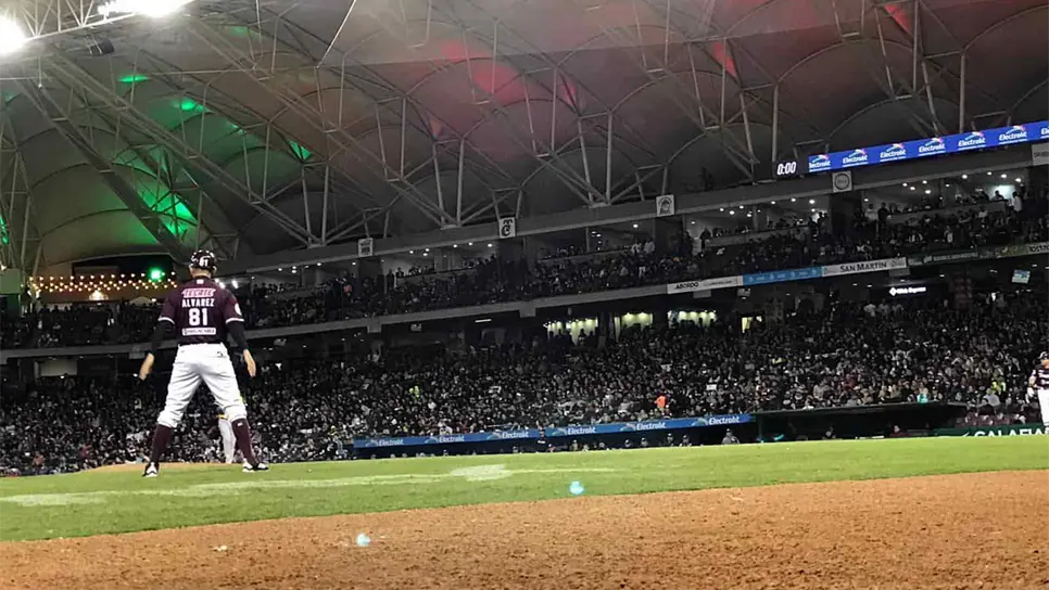 Sacarán del estadio de Tomateros a quien se quite el cubrebocas
