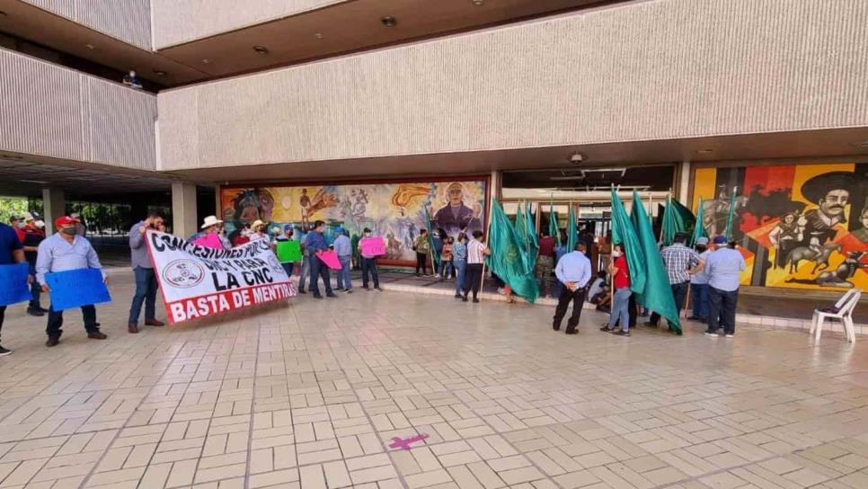 Integrantes de la UNTA exigen entrega de viviendas en Palacio de Gobierno