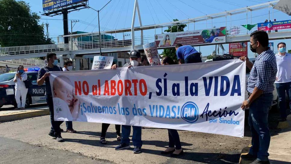 Por tema de aborto, se confrontan grupo provida y feministas en el Congreso del Estado