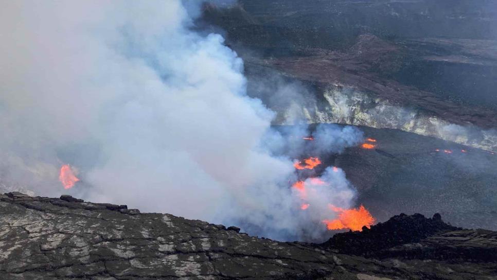 Miles de personas visitan el volcán en erupción Kilauea en Hawái