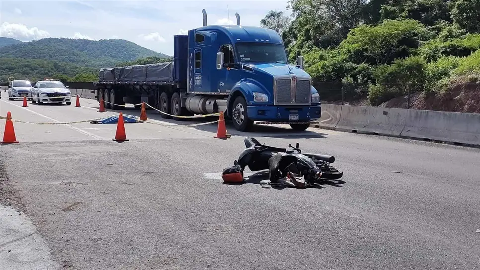 Muere mujer tras choque de automóvil y motocicleta en Mazatlán