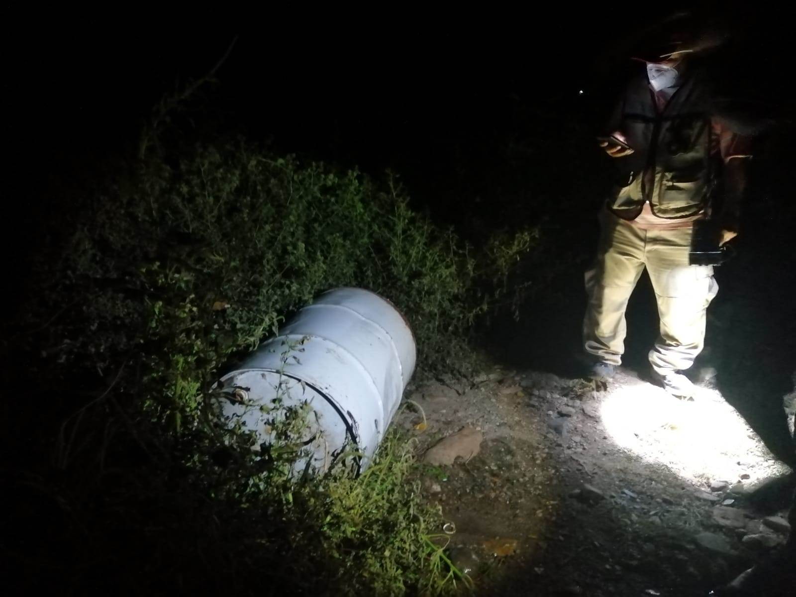 Encuentran tambo con sustancia química junto a un parque del sector Villa Bonita en Culiacán