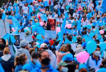 Miles de personas tiñen de azul la Ciudad de México en contra del aborto