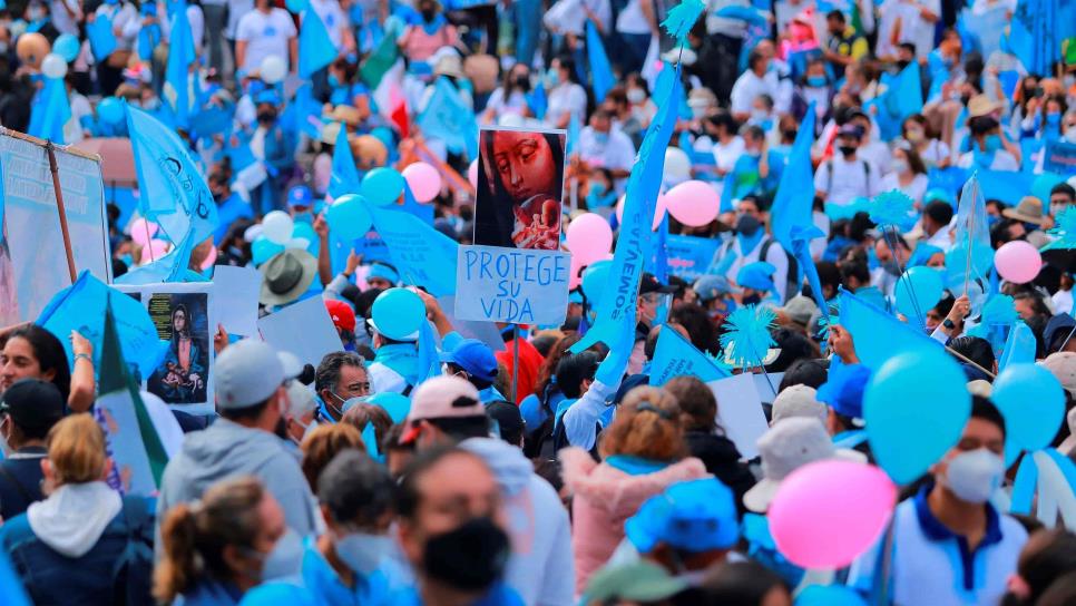 Miles de personas tiñen de azul la Ciudad de México en contra del aborto