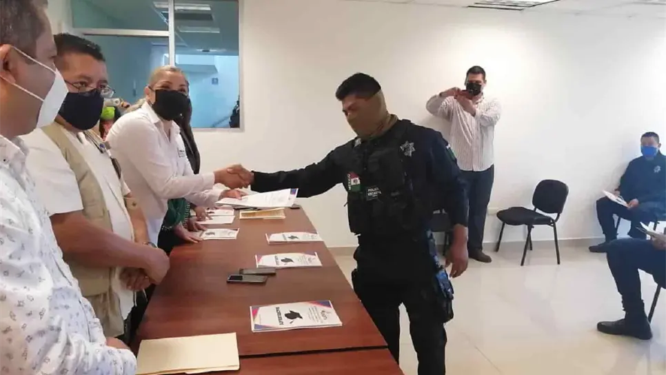 Se gradúan de preparatoria 18 agentes de la PEP