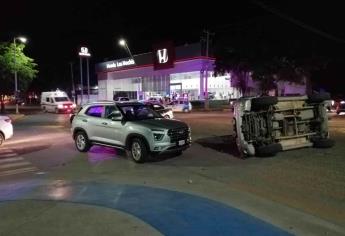 Cuantiosas pérdidas tras volcar dos camionetas en Los Mochis