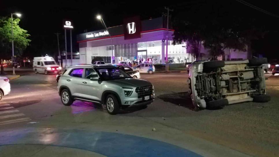 Cuantiosas pérdidas tras volcar dos camionetas en Los Mochis