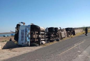 Vuelca tractocamión en el campo pesquero de El Huitussi