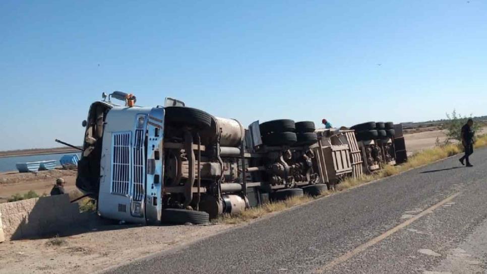 Vuelca tractocamión en el campo pesquero de El Huitussi