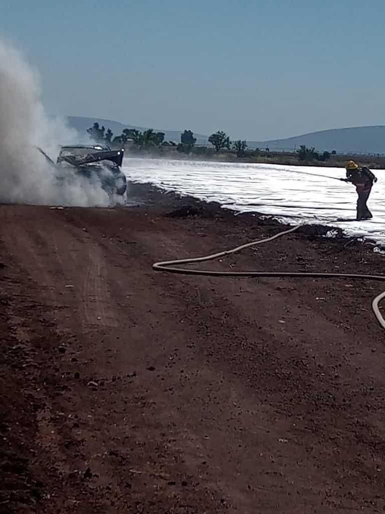 Tras un cortocircuito, camioneta termina calcinada en Angostura