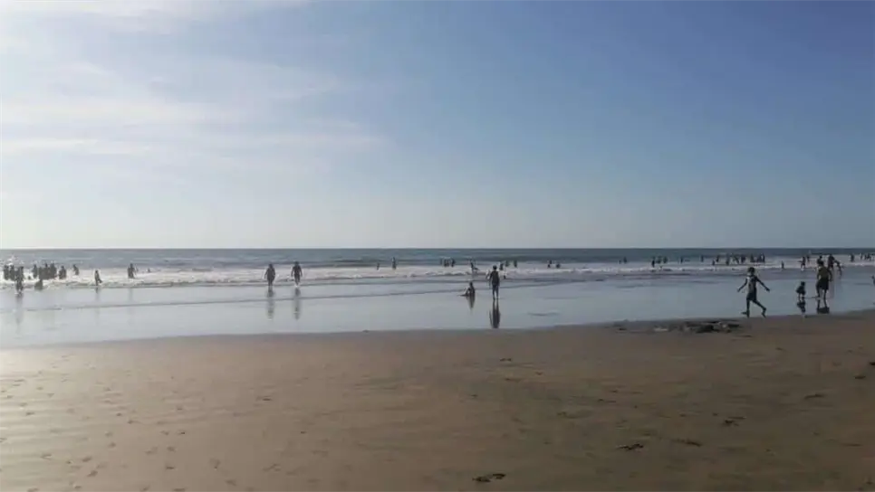 Rescatan a ocho bañistas en Mazatlán