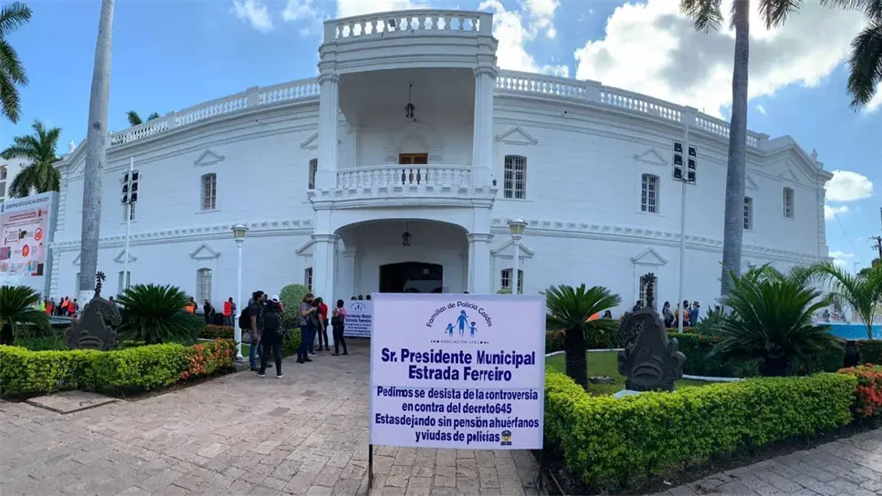 Las viudas de los policías fallecidos se han manifestado en reiteradas ocasiones ante las autoridades de Culiacán. FOTO: Archivo.
