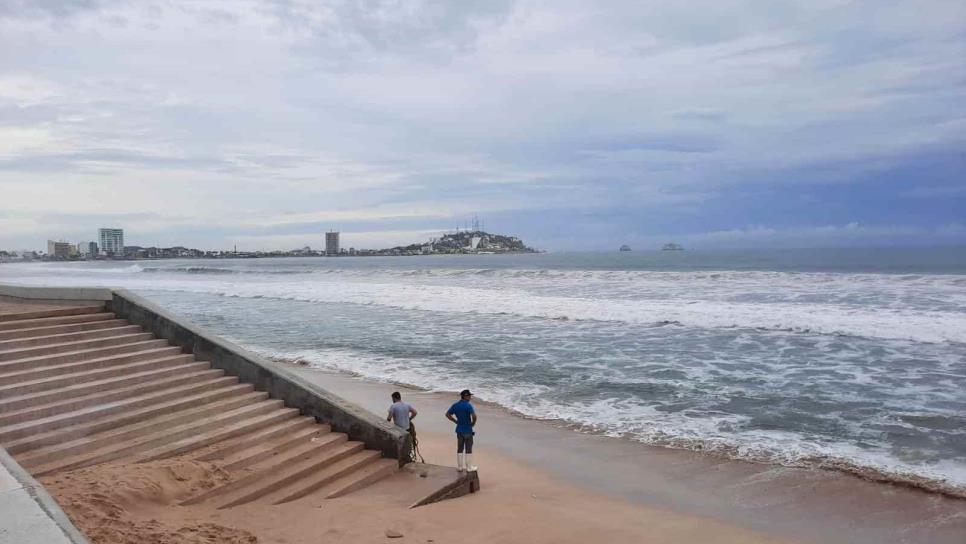 Alerta Escuadrón de Salvamento Acuático sobre fuerte oleaje en playas de Mazatlán