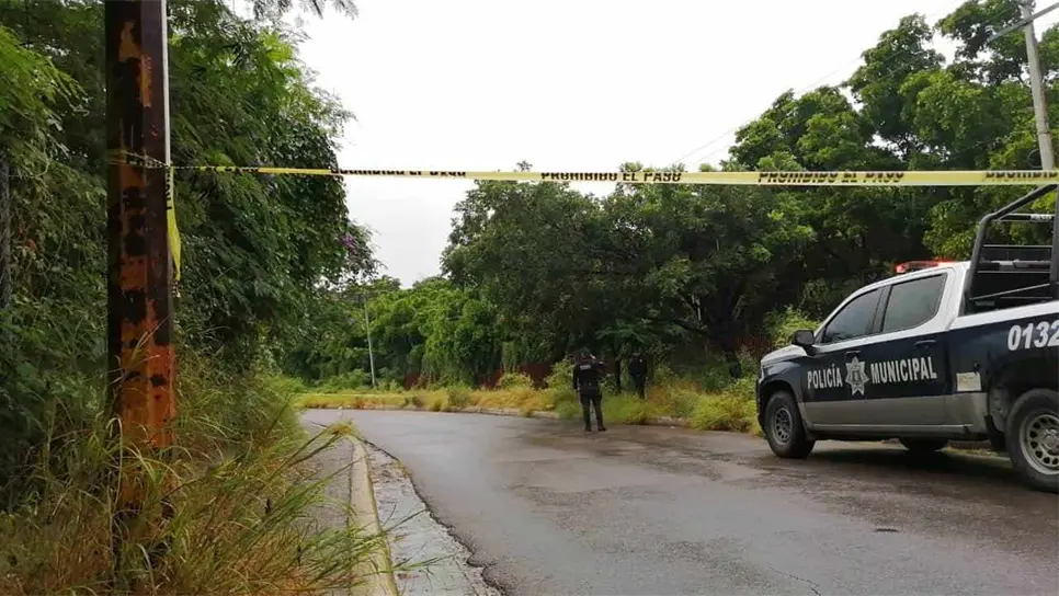 Hallan cuerpo quemado y mutilado junto a escuela en Culiacán