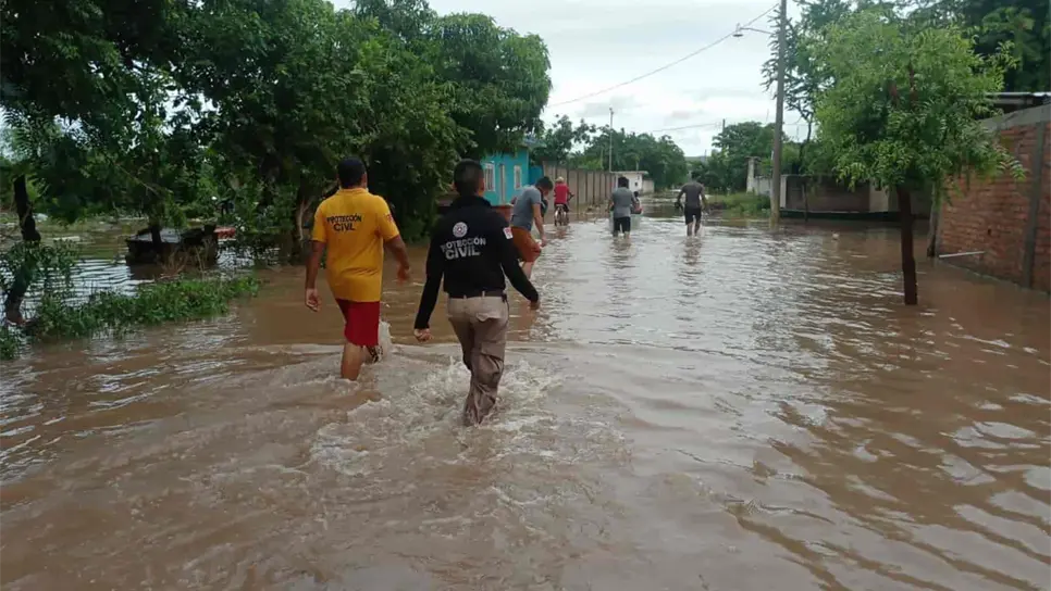 Reportan desbordamientos y escurrimientos en El Rosario y Escuinapa