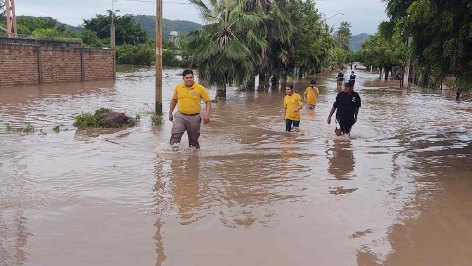 Evacuan a 42 personas en Escuinapa tras inundaciones