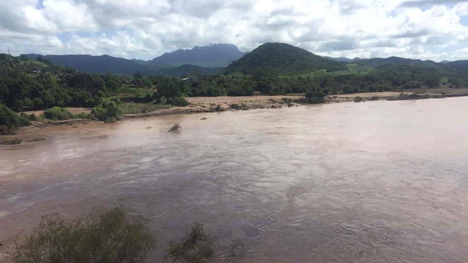 Desbordamiento del río Baluarte sorprende a habitantes de El Rosario