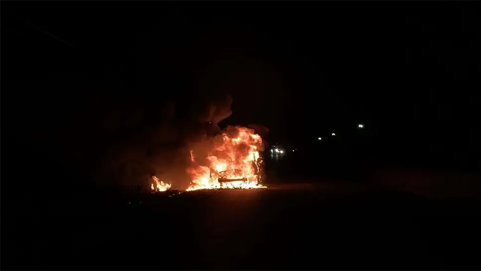 Camioneta termina calcinada en la Lateral 18
