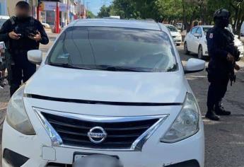 Hombre viajaba a exceso de velocidad en carro robado y lo detienen en Culiacán