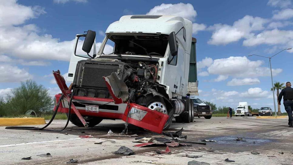 Choca tráiler y pipa en la carretera Los Mochis -Topolobampo