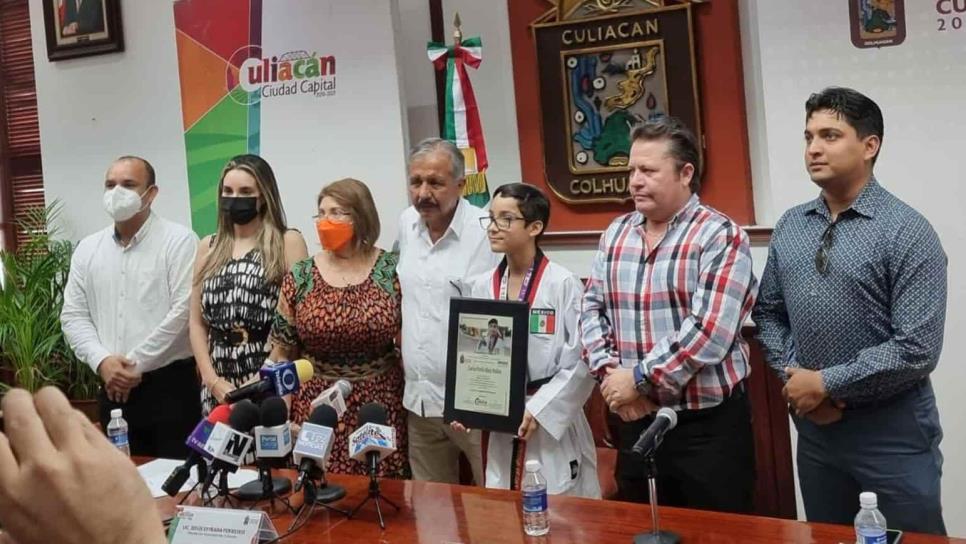 «Carlitos» Báez Robles recibe reconocimiento por parte del Gobierno de Culiacán