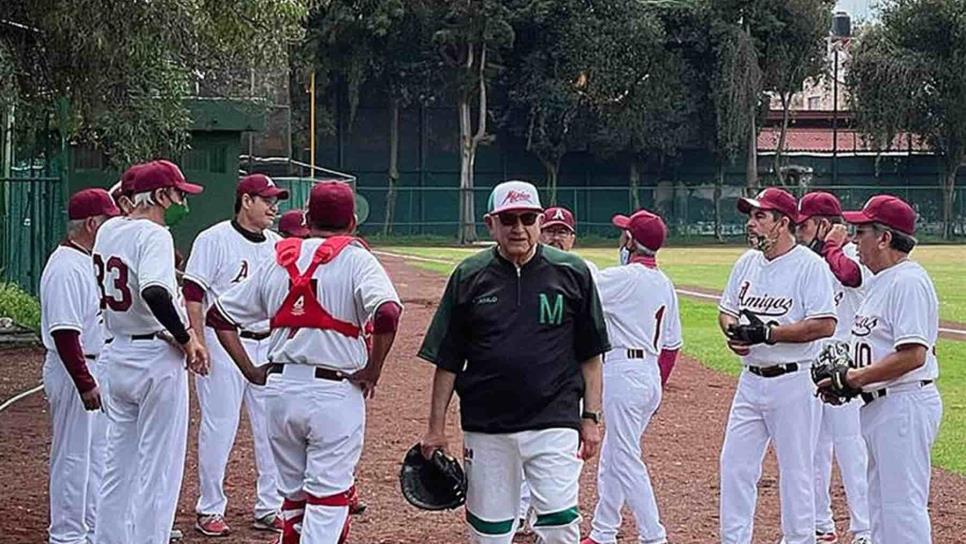 El presidente de México sufre un «pequeño desgarre» jugando a béisbol