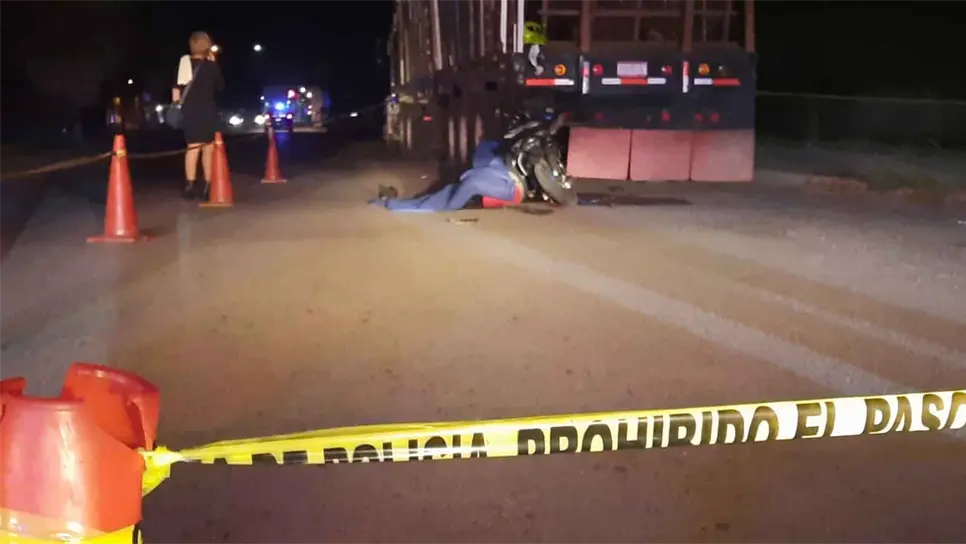 Motociclista choca contra plataforma de tráiler y pierde la vida