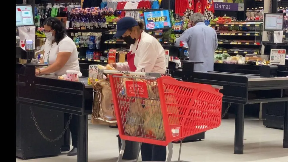 Paqueteros regresan felices a empacar las compras en el super