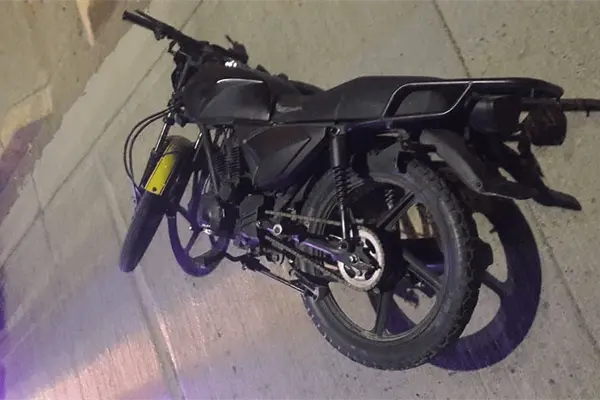 Camioneta «atropella» a motociclista y se da a la fuga en Guasave Camioneta «atropella» a motociclista y se da a la fuga en Guasave