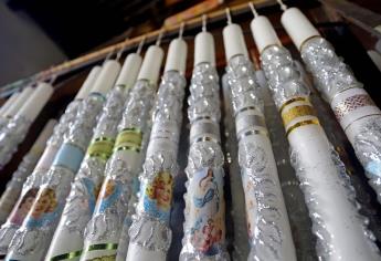 Las delicadas velas escamadas iluminan el camino de las almas en México
