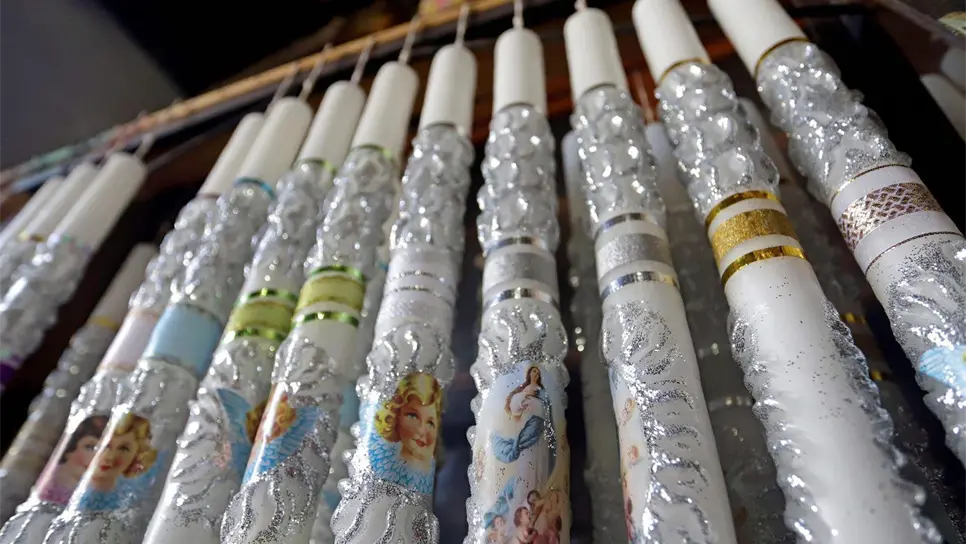 Fotografía de velas escamadas con motivo del Día de Muertos, el 23 de octubre de 2021, en el municipio de Tochimilco, estado de Puebla (México). EFE/ Hilda Ríos