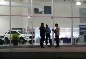 Hombres armados llegan a agencia de autos y se llevan camioneta de lujo