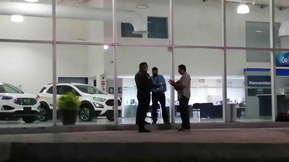 Hombres armados llegan a agencia de autos y se llevan camioneta de lujo