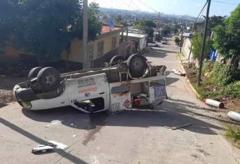 Vuelca camioneta repartidora de gas en Mazatlán