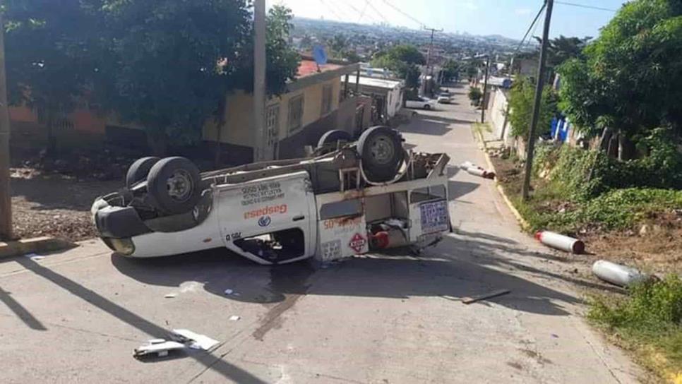 Vuelca camioneta repartidora de gas en Mazatlán