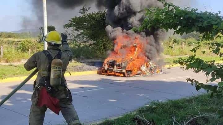 Pulmonía queda en cenizas en la avenida Cerritos de Mazatlán