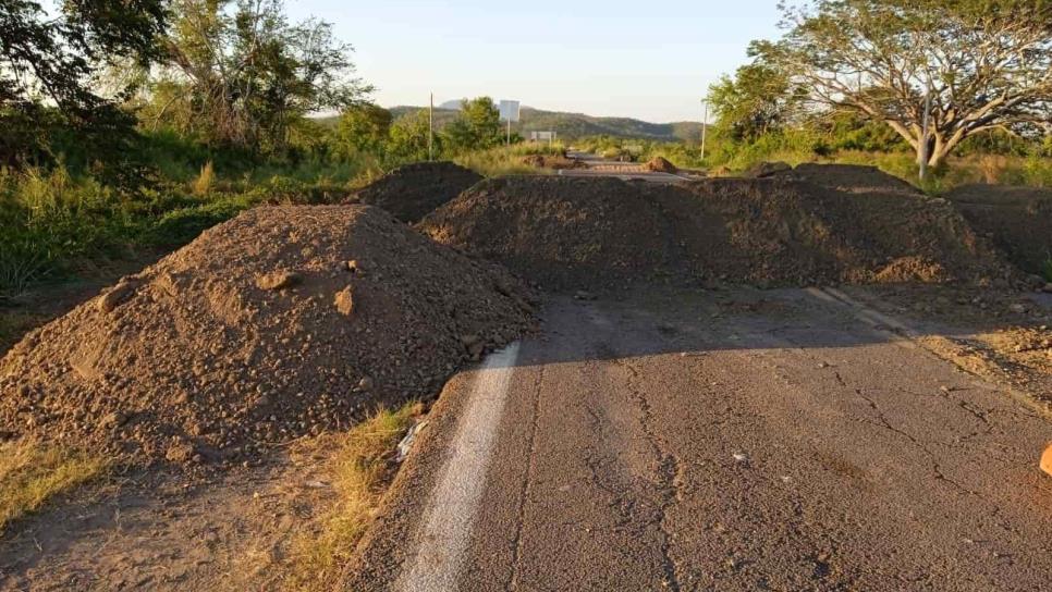 SCT bloquea el paso a habitantes de El Quelite; les dificulta su ruta de comercialización