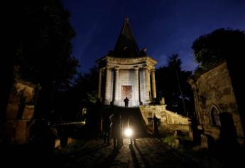 Cementerio bicentenario en México ofrece tenebrosos paseos nocturnos