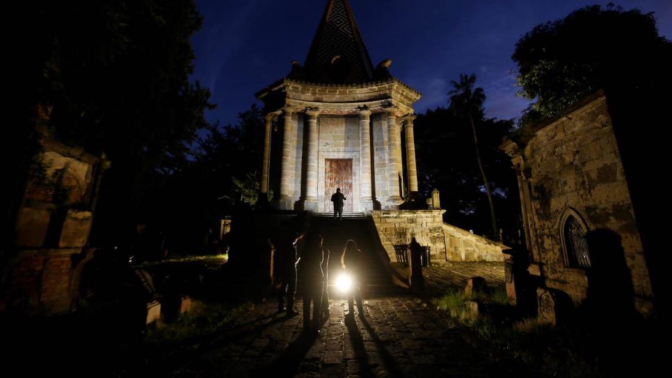 Cementerio bicentenario en México ofrece tenebrosos paseos nocturnos