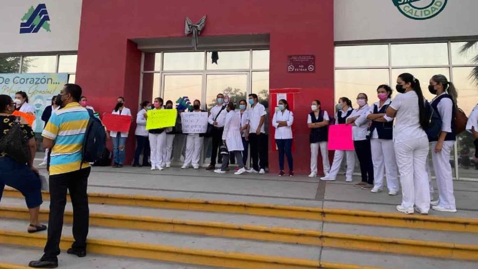 Se manifiestan en el Hospital de la Mujer y exigen mejores condiciones laborales