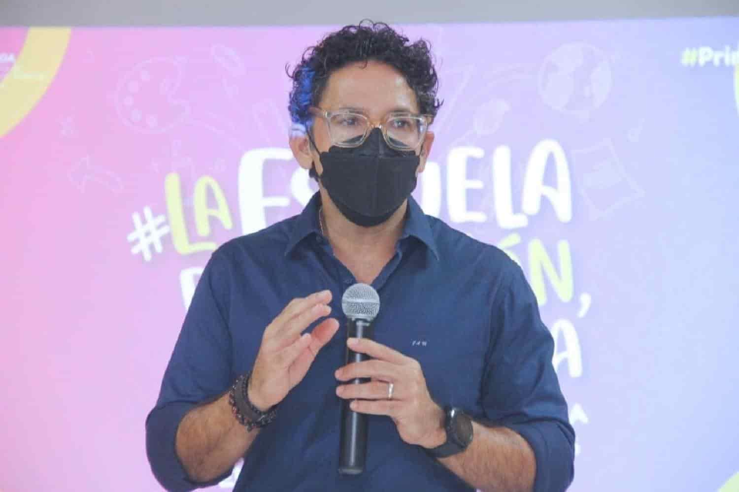 Se despide de la SEPyC Juan Alfonso Mejía con entrega de tablets