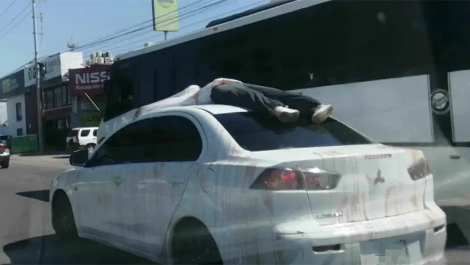 En Culiacán, automovilista circulaba con cadáver falso en el capacete