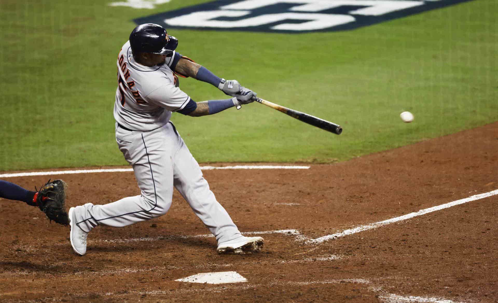 Maldonado, Correa y Gurriel mantienen a los Astros en la lucha por el título